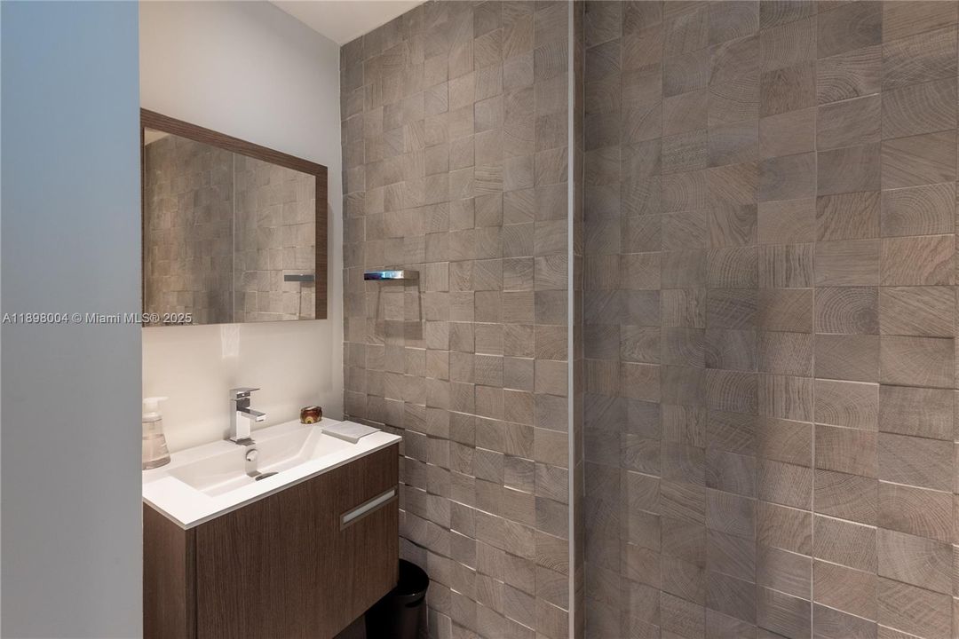 Recently Sold: $5,100,000 (3 beds, 5 baths, 2790 Square Feet)