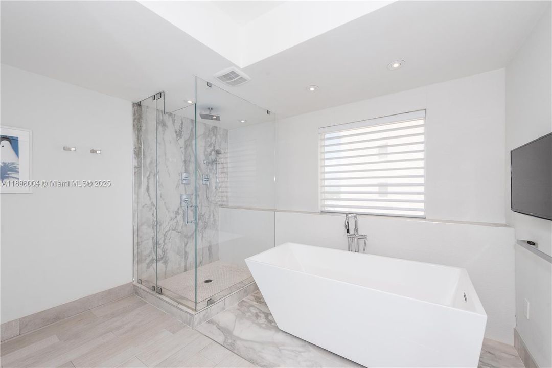 Recently Sold: $5,100,000 (3 beds, 5 baths, 2790 Square Feet)