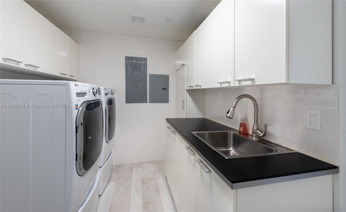 Recently Sold: $5,100,000 (3 beds, 5 baths, 2790 Square Feet)