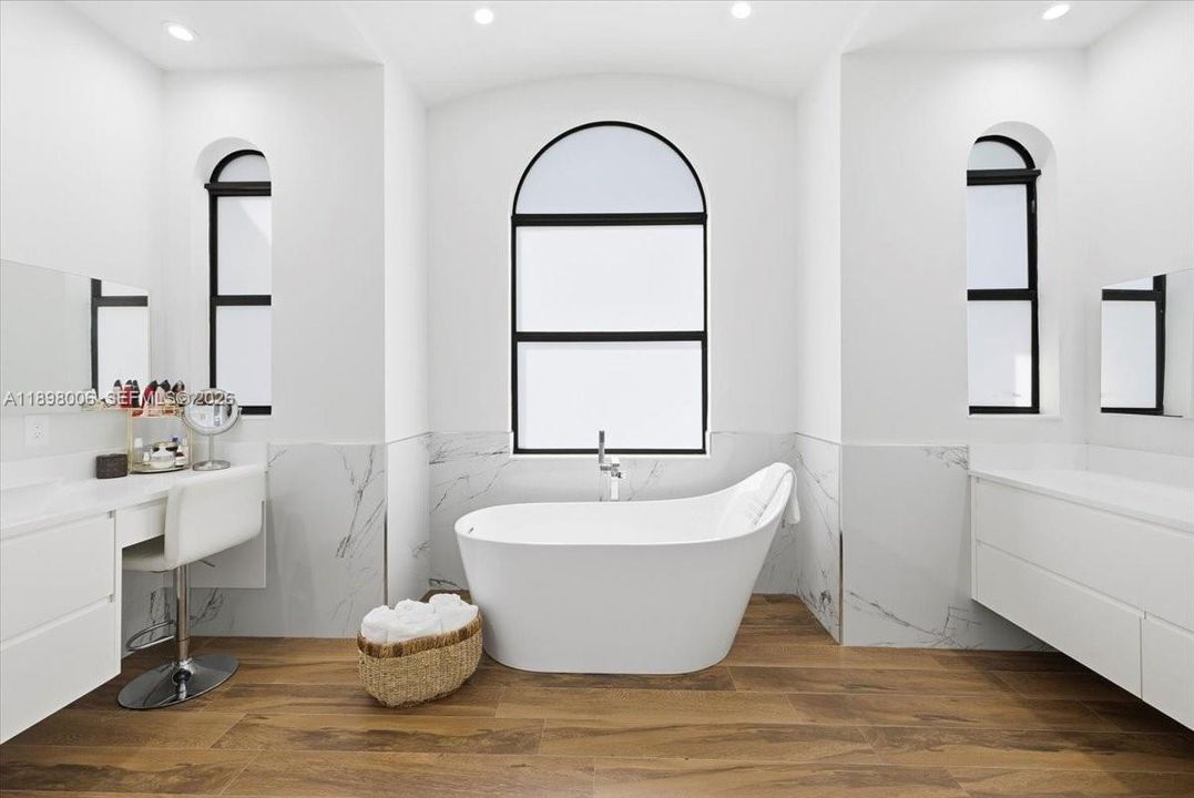 For Sale: $3,850,000 (5 beds, 4 baths, 4389 Square Feet)