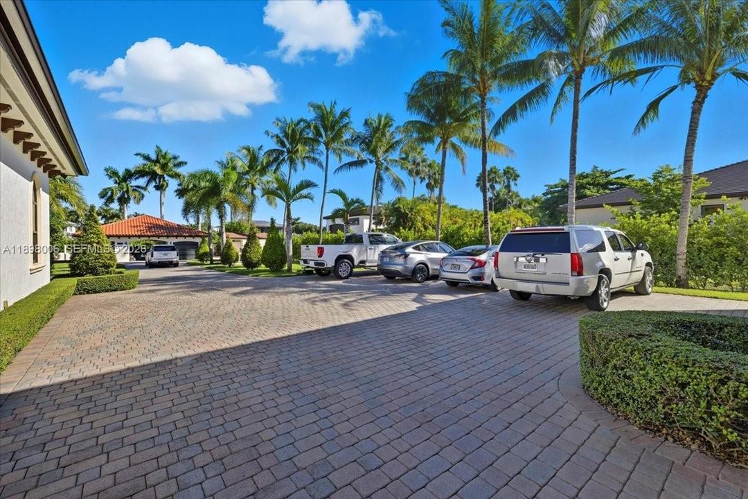 For Sale: $3,850,000 (5 beds, 4 baths, 4389 Square Feet)