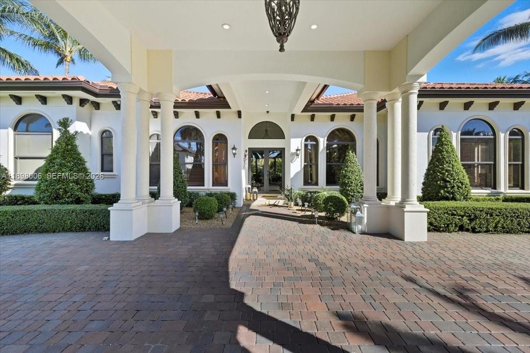 For Sale: $3,850,000 (5 beds, 4 baths, 4389 Square Feet)