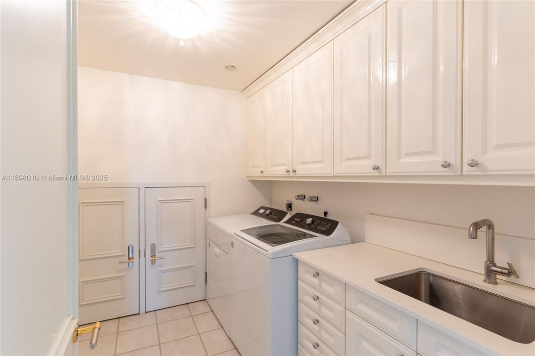 Recientemente alquilado: $14,000 (3 camas, 3 baños, 3500 Pies cuadrados)