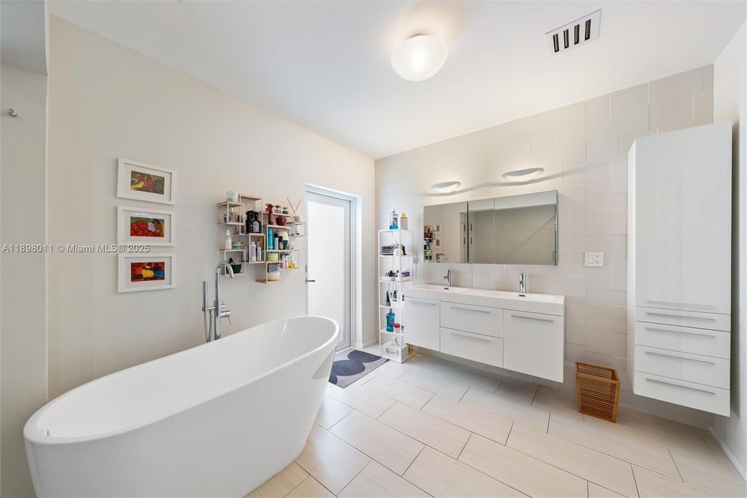 待售: $3,000,000 (4 贝兹, 3 浴室, 2460 平方英尺)