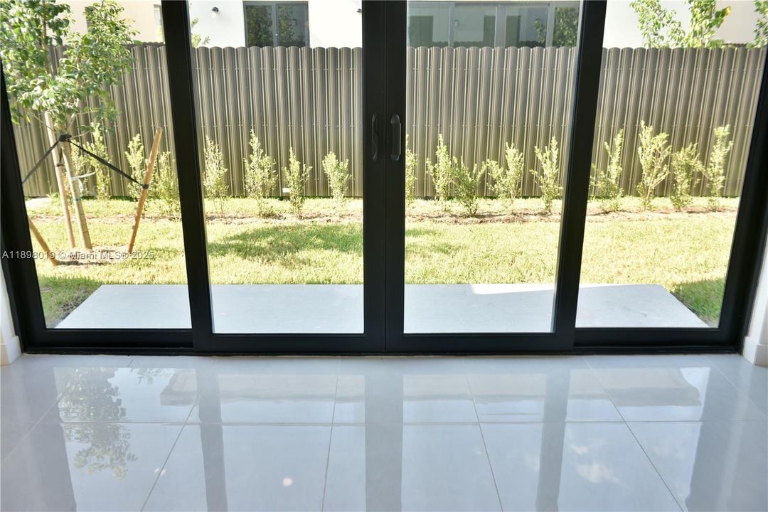 For Rent: $3,000 (5 beds, 4 baths, 1902 Square Feet)