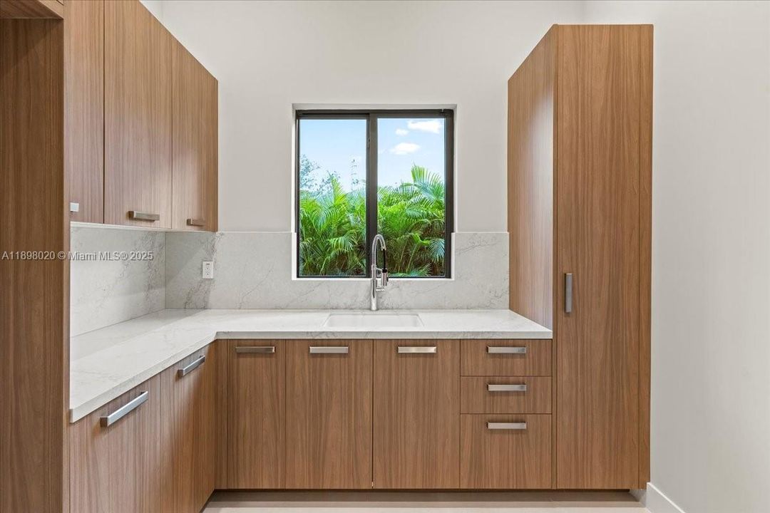 Active With Contract: $4,595,000 (5 beds, 5 baths, 5006 Square Feet)