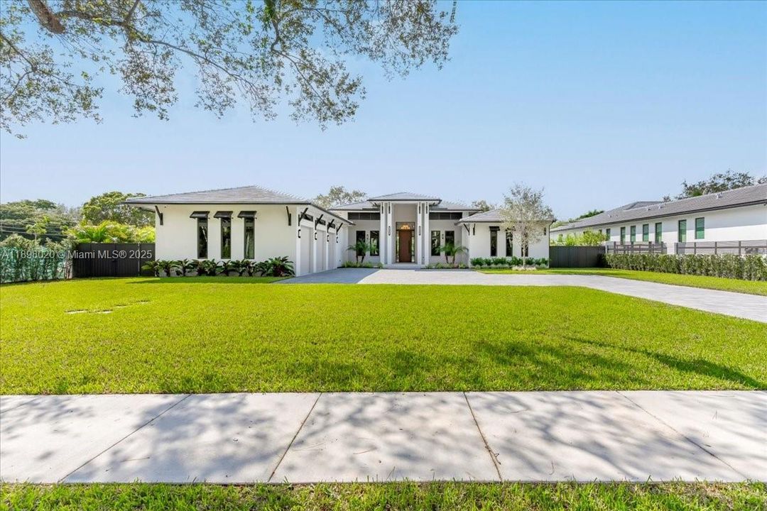 Active With Contract: $4,595,000 (5 beds, 5 baths, 5006 Square Feet)