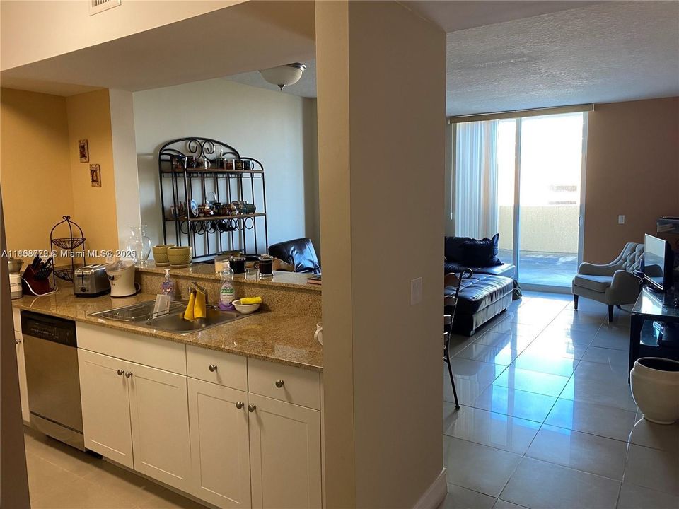 Под контрактом: $298,000 (1 спален, 1 ванн, 703 Квадратных фут)