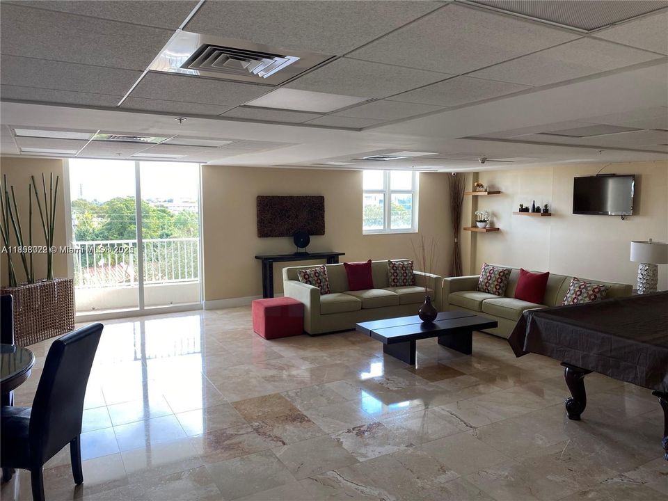 Под контрактом: $298,000 (1 спален, 1 ванн, 703 Квадратных фут)