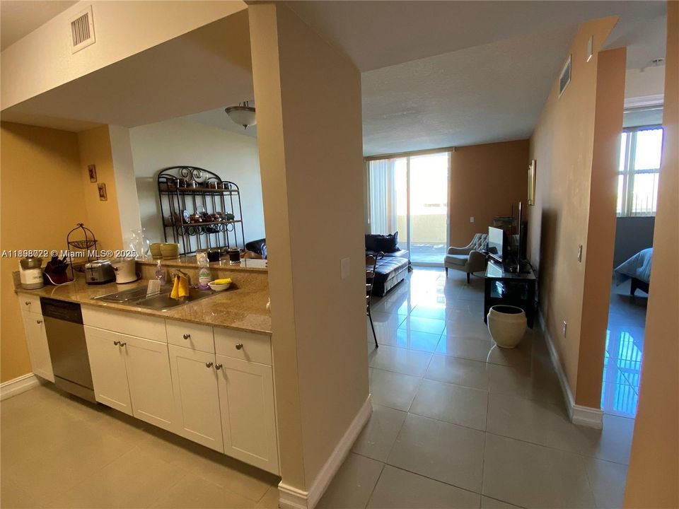 Под контрактом: $298,000 (1 спален, 1 ванн, 703 Квадратных фут)