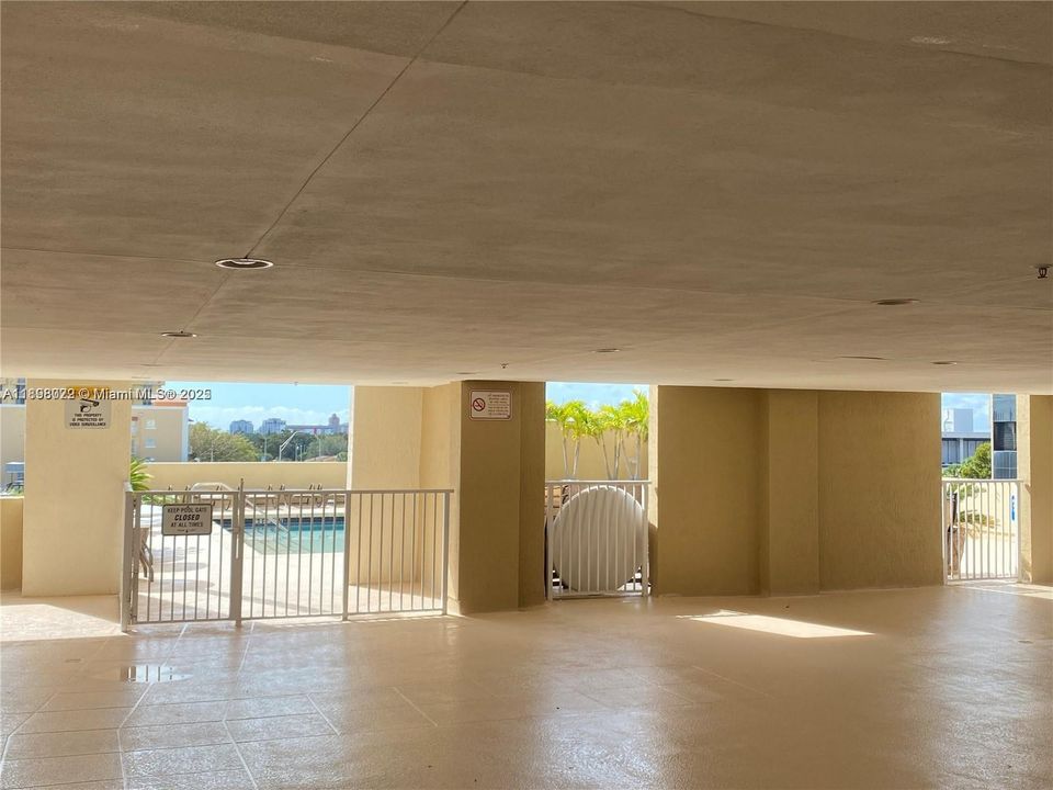 Под контрактом: $298,000 (1 спален, 1 ванн, 703 Квадратных фут)