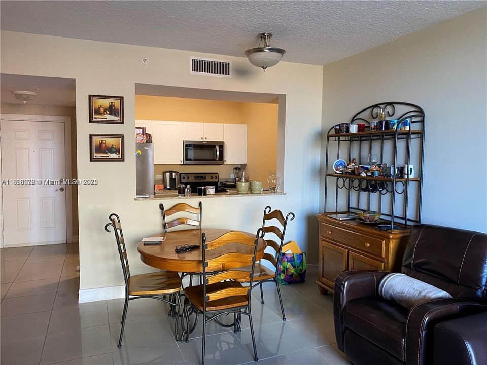 Под контрактом: $298,000 (1 спален, 1 ванн, 703 Квадратных фут)