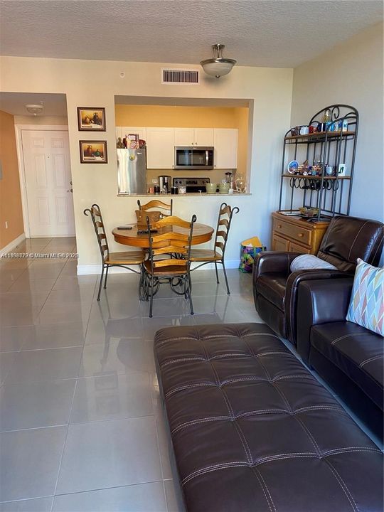 Под контрактом: $298,000 (1 спален, 1 ванн, 703 Квадратных фут)