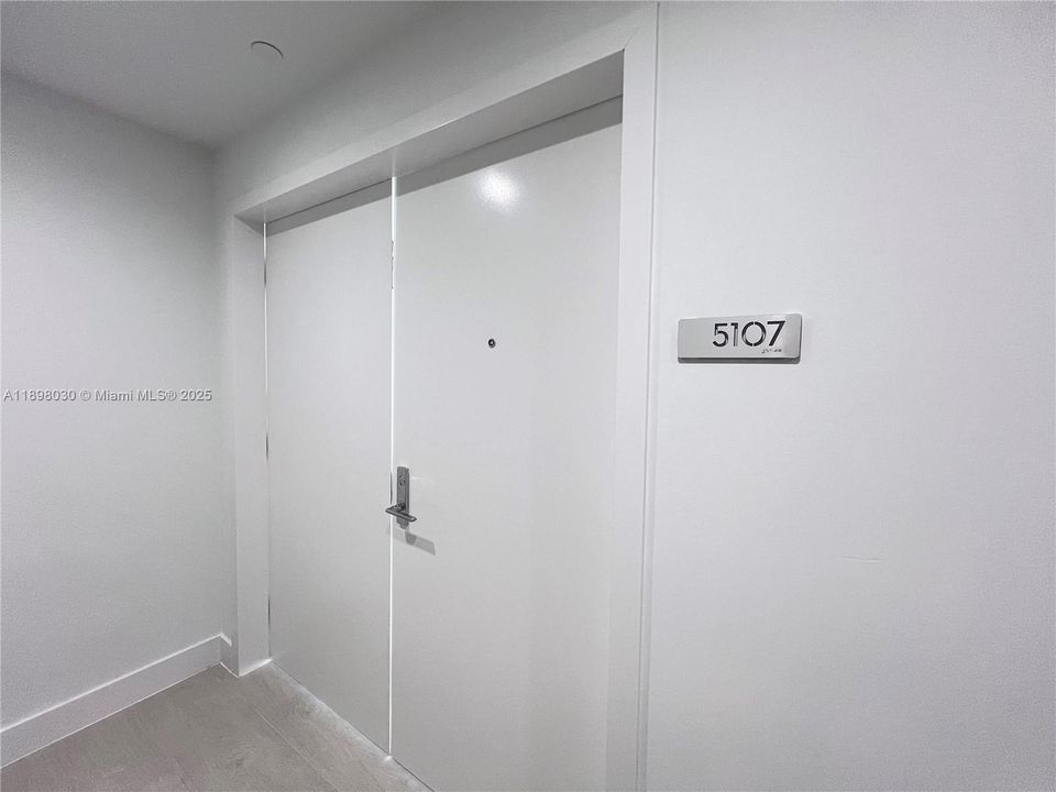 出租: $25,000 (4 贝兹, 5 浴室, 2582 平方英尺)