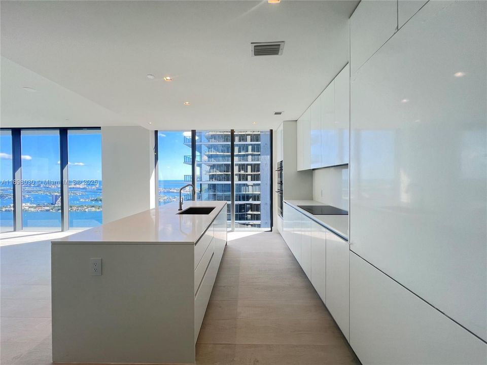 出租: $25,000 (4 贝兹, 5 浴室, 2582 平方英尺)