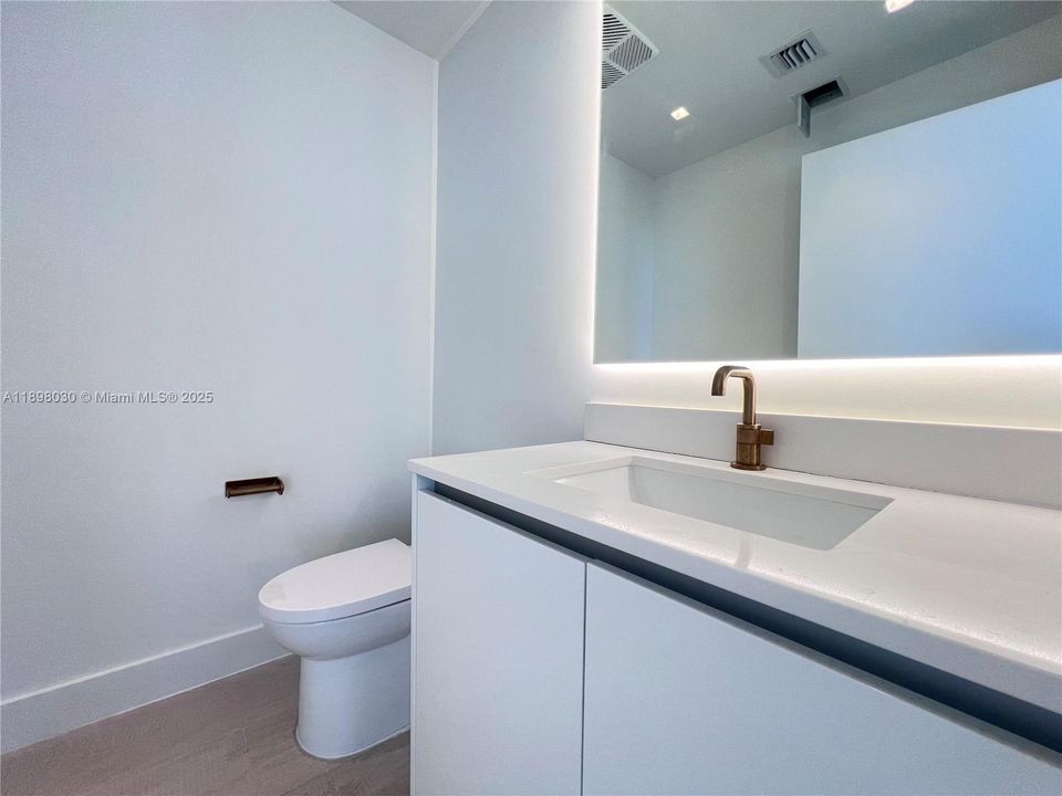 出租: $25,000 (4 贝兹, 5 浴室, 2582 平方英尺)