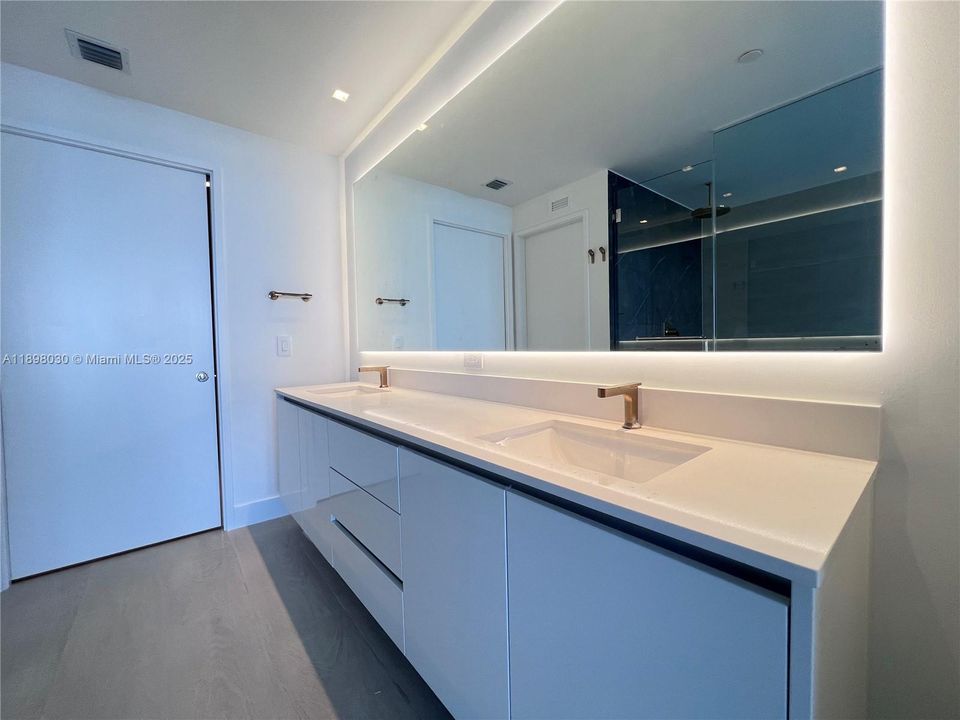 出租: $25,000 (4 贝兹, 5 浴室, 2582 平方英尺)