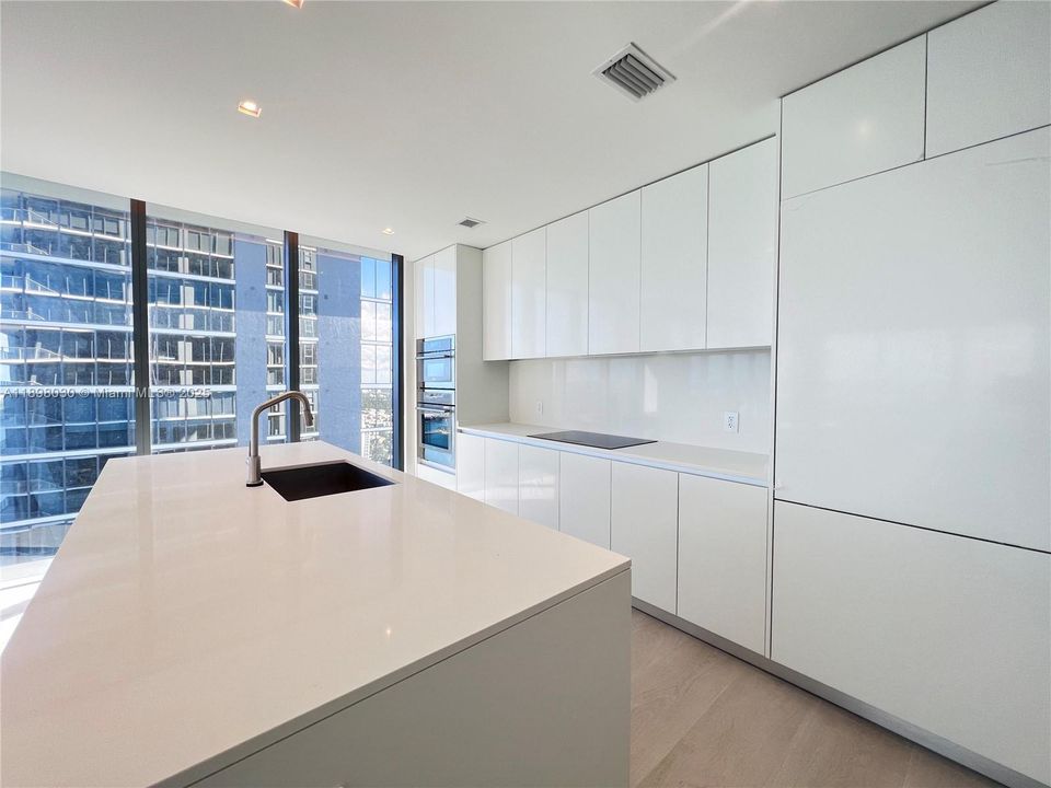 出租: $25,000 (4 贝兹, 5 浴室, 2582 平方英尺)