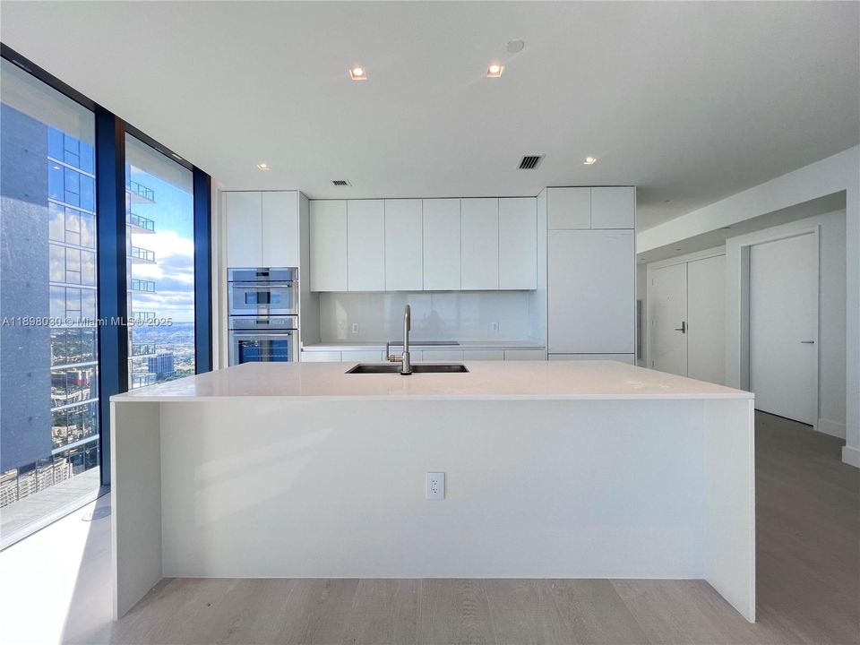 出租: $25,000 (4 贝兹, 5 浴室, 2582 平方英尺)