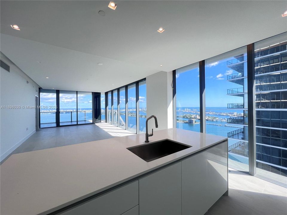 出租: $25,000 (4 贝兹, 5 浴室, 2582 平方英尺)