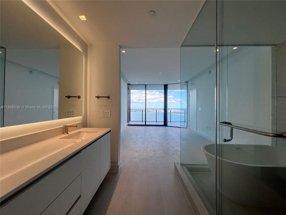 出租: $25,000 (4 贝兹, 5 浴室, 2582 平方英尺)