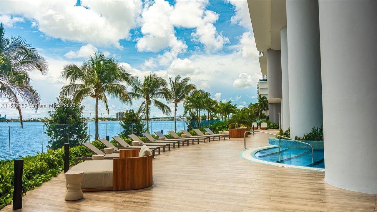 出租: $25,000 (4 贝兹, 5 浴室, 2582 平方英尺)