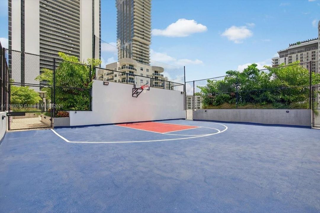 出租: $25,000 (4 贝兹, 5 浴室, 2582 平方英尺)