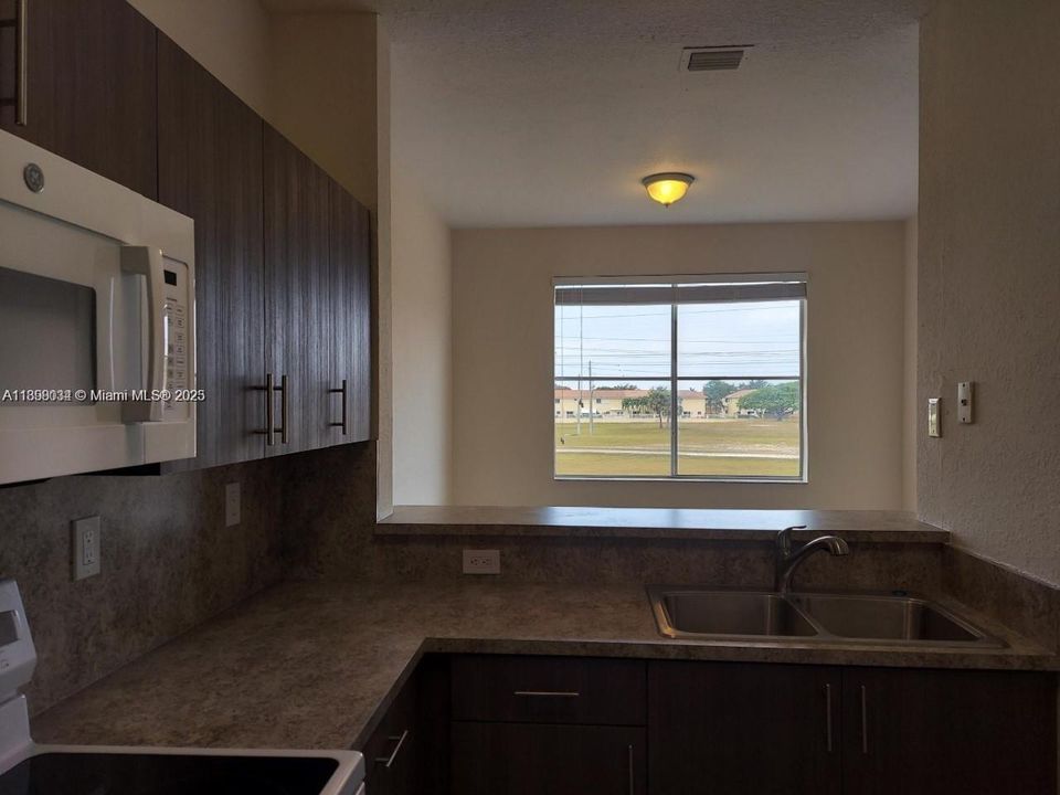 Под контрактом: $2,100 (2 спален, 2 ванн, 967 Квадратных фут)