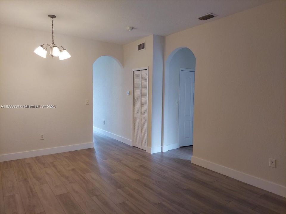 Под контрактом: $2,100 (2 спален, 2 ванн, 967 Квадратных фут)