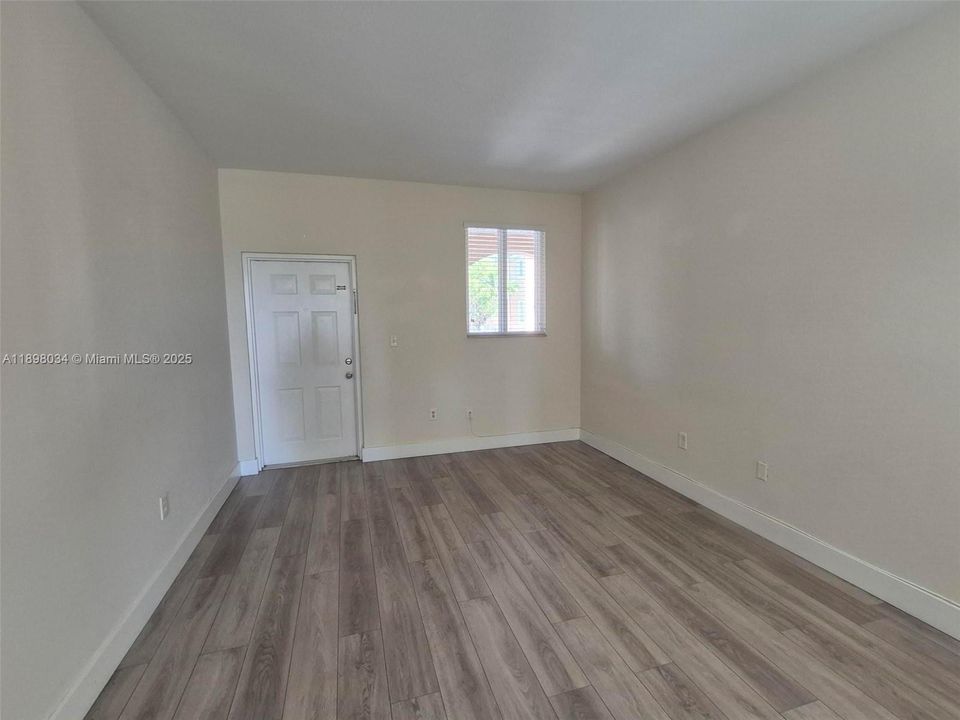 Под контрактом: $2,100 (2 спален, 2 ванн, 967 Квадратных фут)