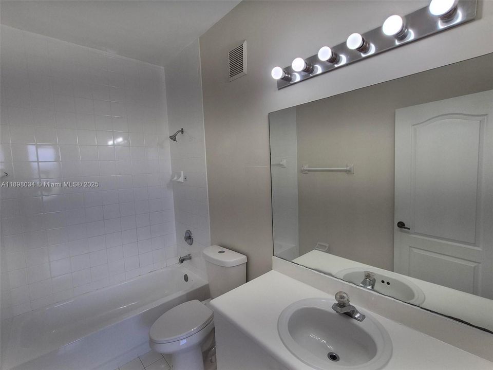 Под контрактом: $2,100 (2 спален, 2 ванн, 967 Квадратных фут)