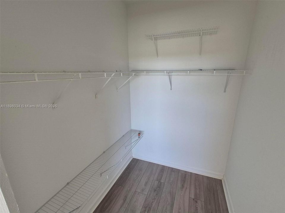 Под контрактом: $2,100 (2 спален, 2 ванн, 967 Квадратных фут)