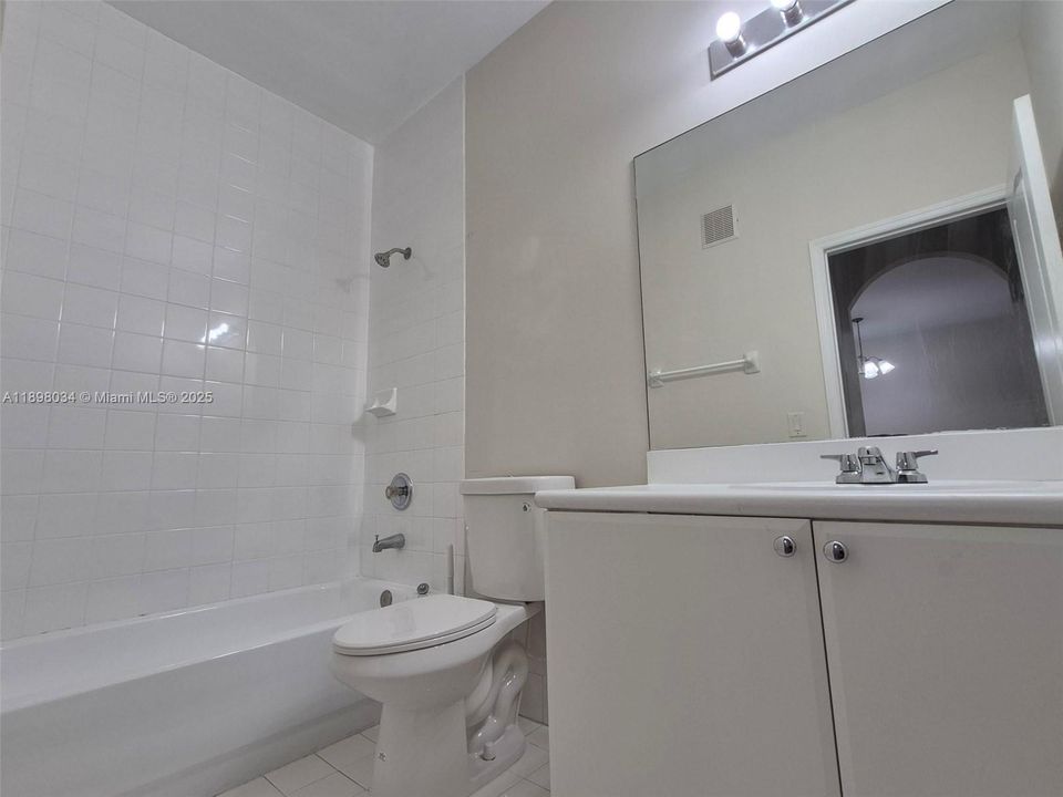 Под контрактом: $2,100 (2 спален, 2 ванн, 967 Квадратных фут)