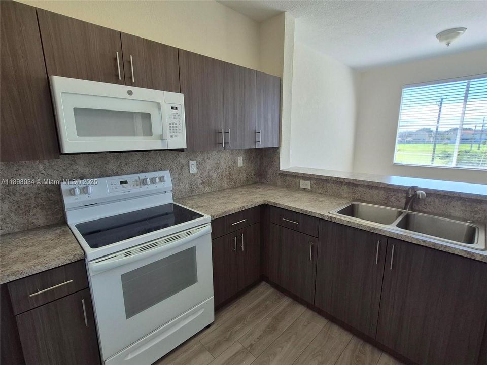 Под контрактом: $2,100 (2 спален, 2 ванн, 967 Квадратных фут)