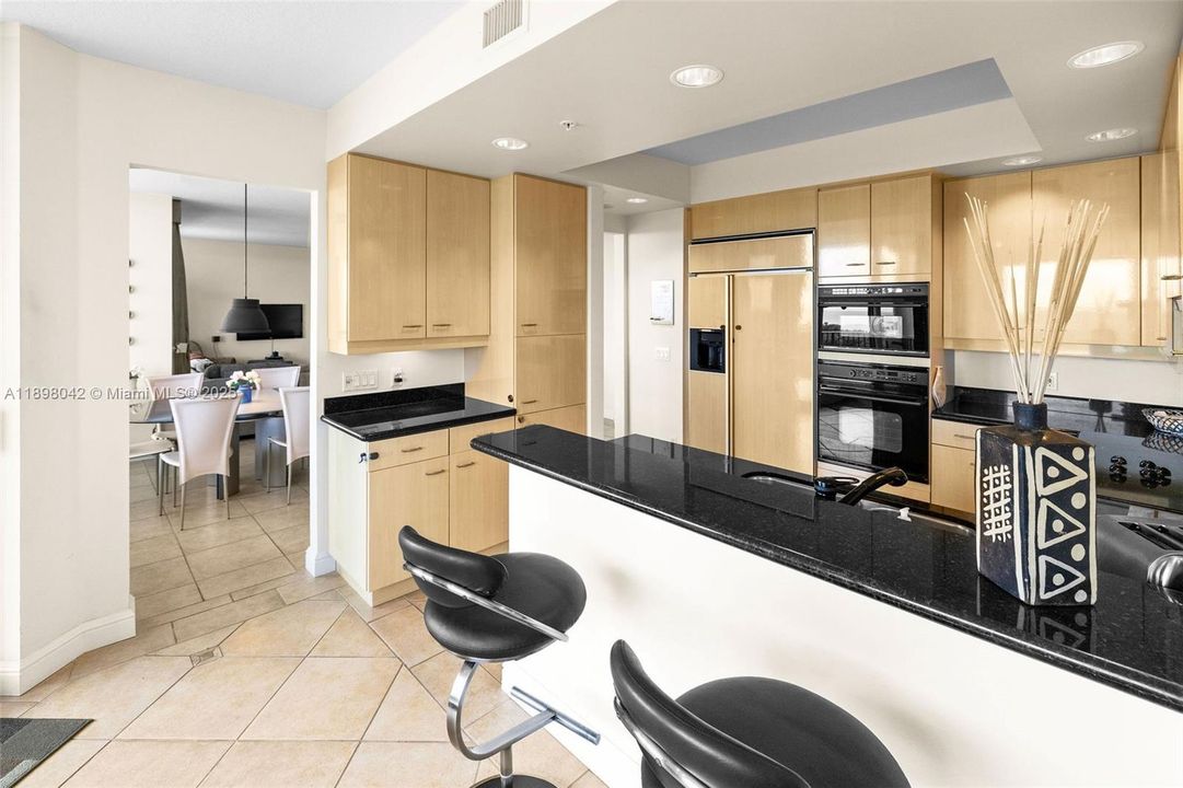 合同活跃: $1,650,000 (3 贝兹, 3 浴室, 2160 平方英尺)