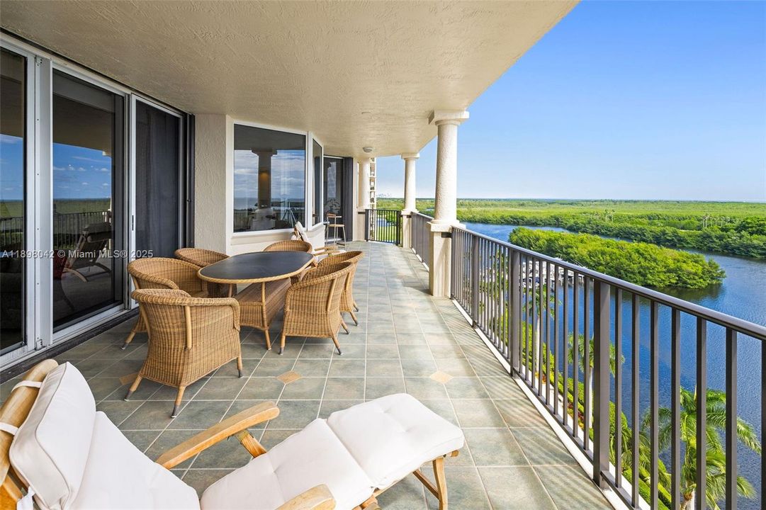 合同活跃: $1,650,000 (3 贝兹, 3 浴室, 2160 平方英尺)