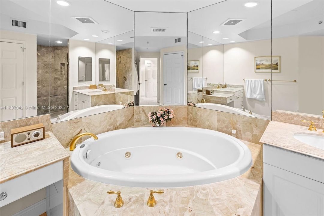 合同活跃: $1,650,000 (3 贝兹, 3 浴室, 2160 平方英尺)