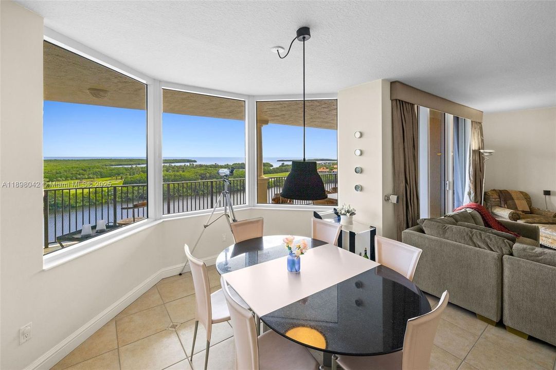 合同活跃: $1,650,000 (3 贝兹, 3 浴室, 2160 平方英尺)