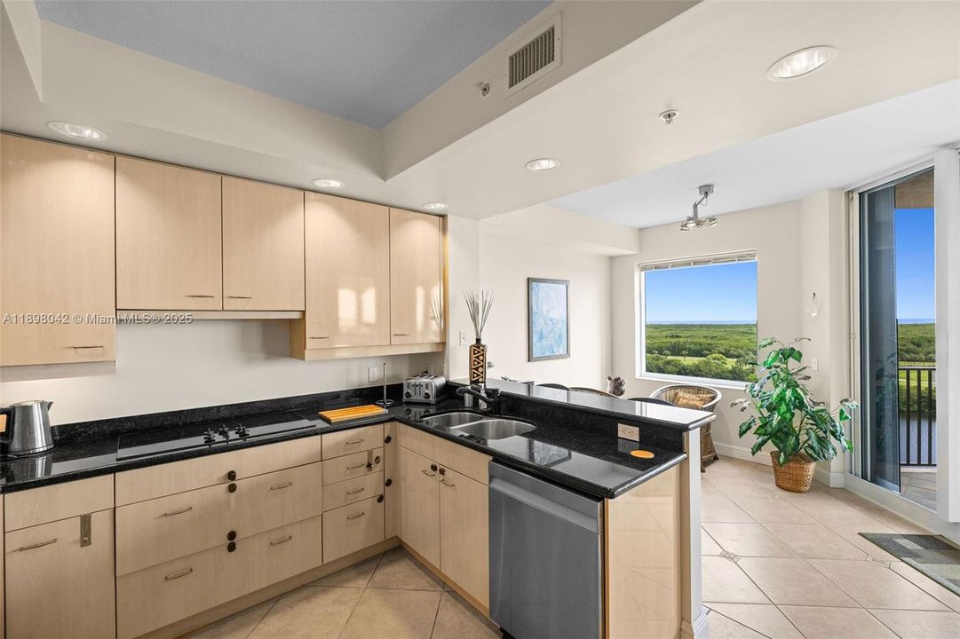 合同活跃: $1,650,000 (3 贝兹, 3 浴室, 2160 平方英尺)