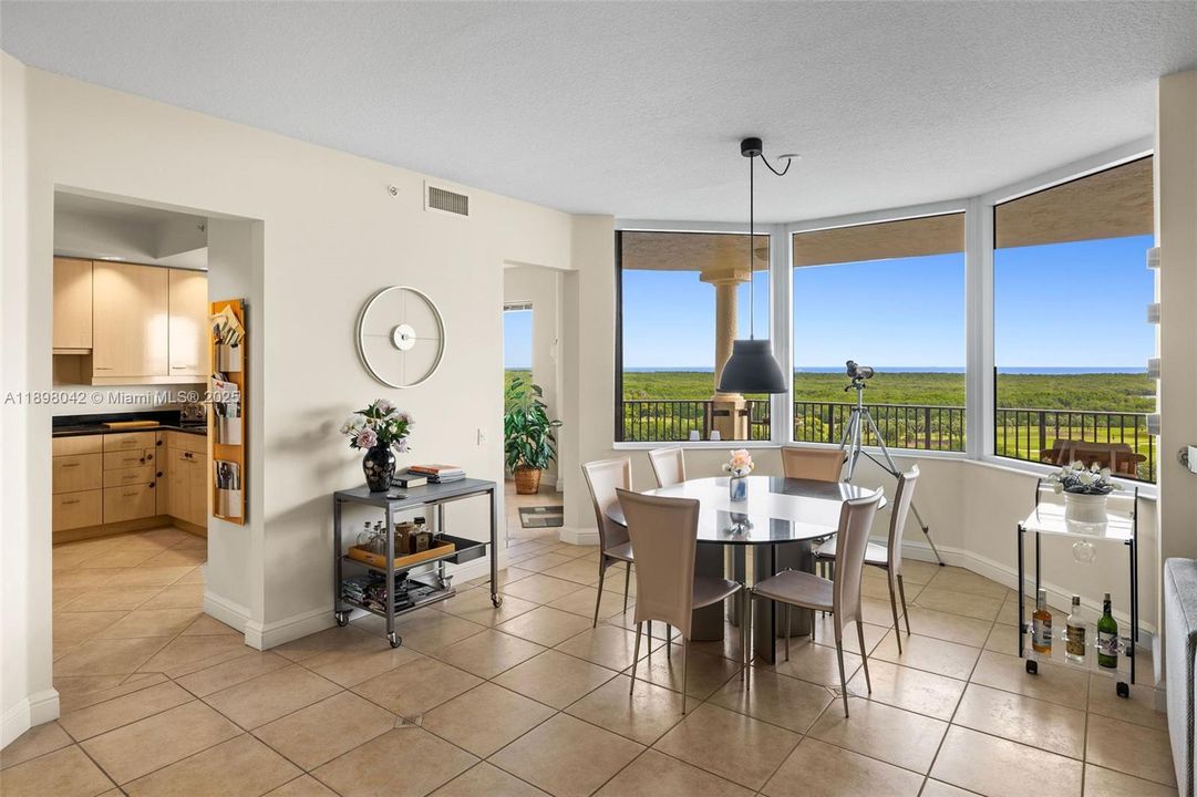 合同活跃: $1,650,000 (3 贝兹, 3 浴室, 2160 平方英尺)