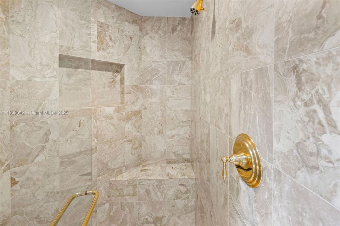 合同活跃: $1,650,000 (3 贝兹, 3 浴室, 2160 平方英尺)