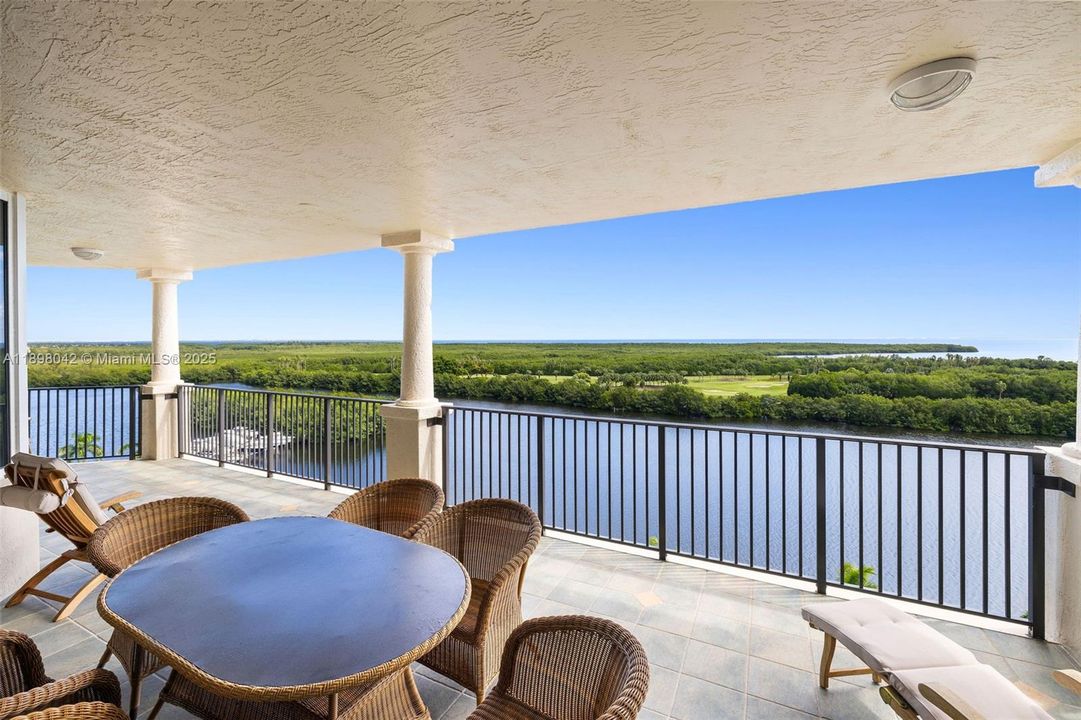 合同活跃: $1,650,000 (3 贝兹, 3 浴室, 2160 平方英尺)