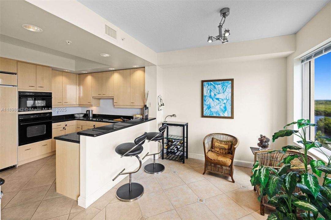 合同活跃: $1,650,000 (3 贝兹, 3 浴室, 2160 平方英尺)