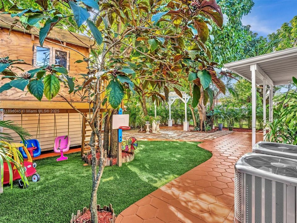 На продажу: $850,000 (4 спален, 3 ванн, 2675 Квадратных фут)