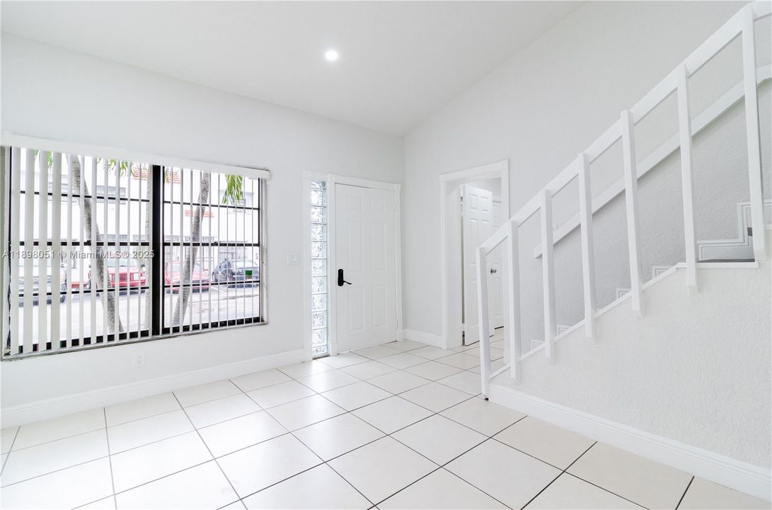 For Sale: $425,000 (3 beds, 3 baths, 1206 Square Feet)