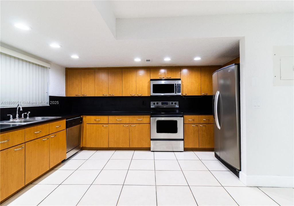 For Sale: $425,000 (3 beds, 3 baths, 1206 Square Feet)