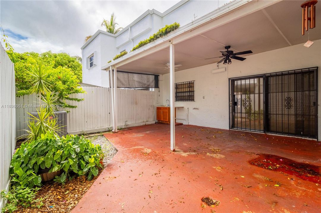 For Sale: $425,000 (3 beds, 3 baths, 1206 Square Feet)