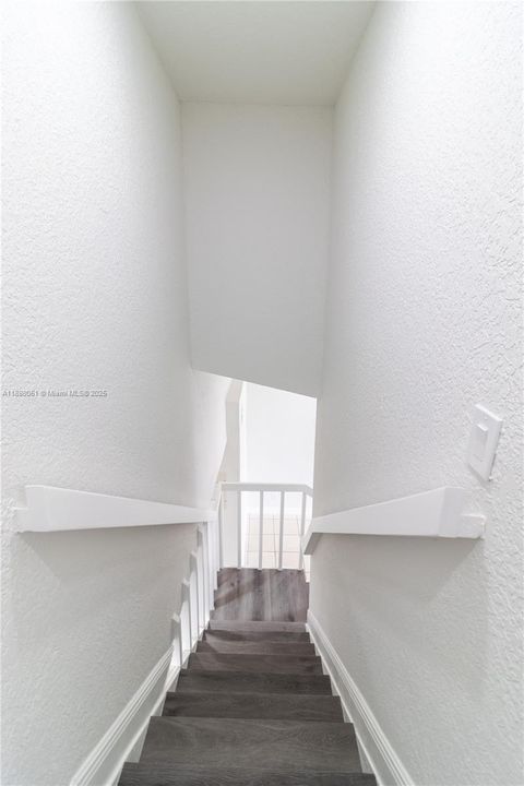 For Sale: $425,000 (3 beds, 3 baths, 1206 Square Feet)