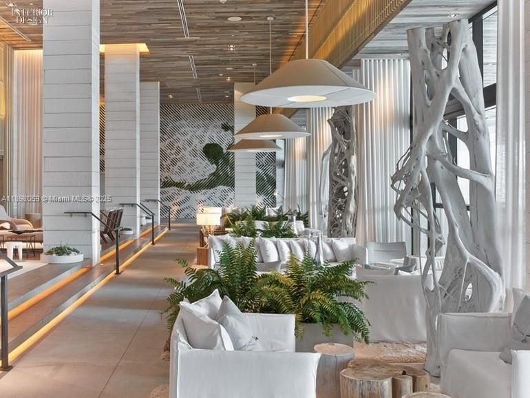 For Rent: $4,500 (0 beds, 1 baths, 660 Square Feet)