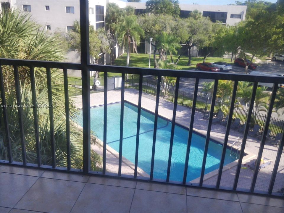 Active With Contract: $2,500 (3 beds, 2 baths, 1040 Square Feet)